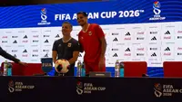 Pelatih Timnas Indonesia, John Herdman dan Kevin Diks dalam konferensi pers jelang FIFA ASEAN Cup 2026 di Stadion Utama Gelora Bung Karno, Jakarta, Kamis (24/9/2026). (Bola.com/Hery Kurniawan)