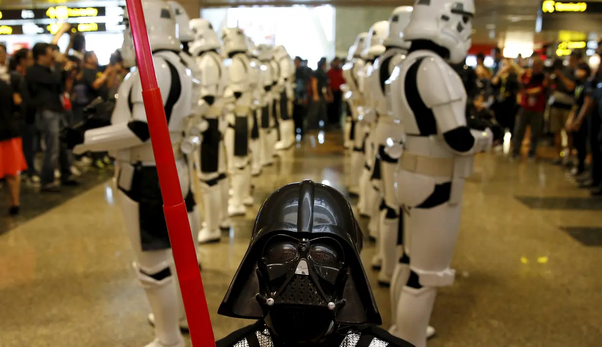 Para tokoh Star Wars Darth Vader dan Stormtroopers berpose di Bandara Changi, Singapura, Kamis (12/11/2015). Acara ini bertepatan dengan tur media Star Wars bertema All Nippon Airways ANA R2D2 Boeing 787. (REUTERS/Edgar Su) 