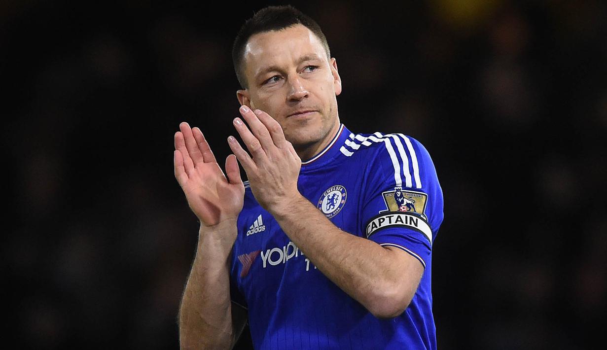 1. John Terry (Chelsea) - Kedatangan Antonio Conte membuat mantan kapten Timnas Inggris ini kehilangan tempat di skuad utama The Blues. Kontraknya yang akan usai pada akhir musim membuatnya berpeluang pindah ke Liga China. (EPA/Will Olivier)