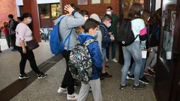 Para siswa memasuki gedung sekolah pada hari pertama tahun ajaran baru di Bjelovar, Kroasia, 7 September 2020. Pembelajaran sekolah di Kroasia ditangguhkan sejak pertengahan Maret akibat wabah COVID-19. (Xinhua/Pixsell/Damir Spehar)