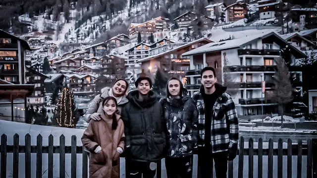 Anniversary Ke-15, Ini 7 Kemesraan Darius Sinathrya dan Donna Agnesia di Swiss