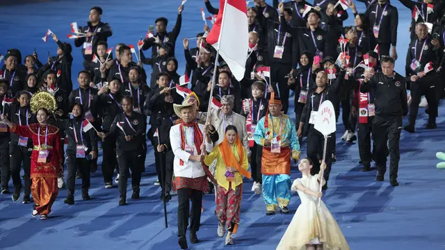 Defile kontingen Indonesia saat pembukaan Asian Games 2023 Hangzhou