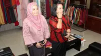 Iriana Jokowi menyambangi rumah produksi sang desainer baju pernikahan putranya, yaitu Tuty Adib (Liputan6.com/ Reza Kuncoro) 