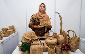 Kisah Maryati: Sulap Gulma Sungai Bekasi Jadi Kerajinan Laris di Bali