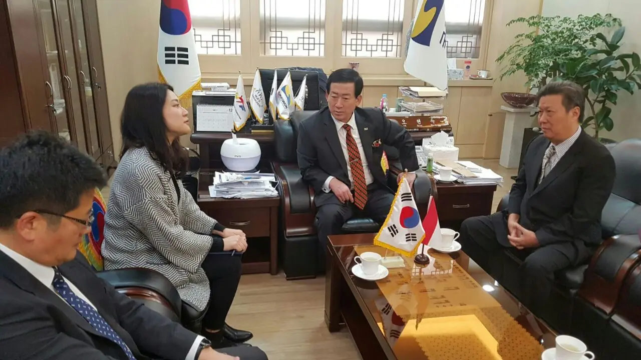 Pembina UTI Pro, Grand Master Lioe Nam Khiong (kanan) saat berbincang dengan pengurus Kukkiwon (istimewa)
