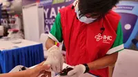 tenaga medis Pertamedika IHC melayani kesehatan masyarakat di 12 titik layanan, termasuk di rest area SPBU Pertamina di ruas tol Cikampek dan Trans Jawa. (Dok Pertamina)