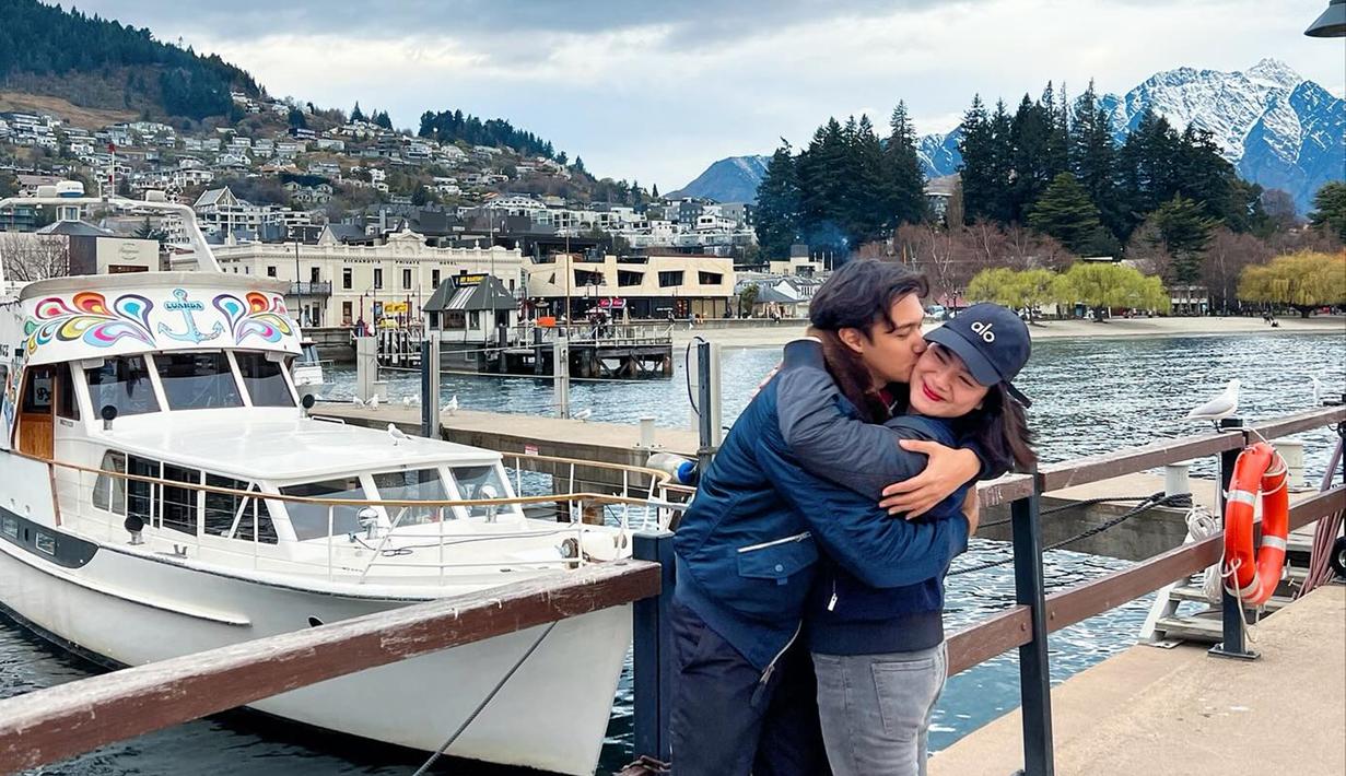 Netizen pun membanjiri kolom komentar unggahan mereka dengan pujian dan harapan agar kebahagiaan pasangan ini terus berlanjut. Keduanya memang kerap menunjukkan kemesraan dalam berbagai kesempatan, baik saat di Indonesia maupun saat bepergian ke luar negeri. (Liputan6.com/IG/@felicyangelista_)