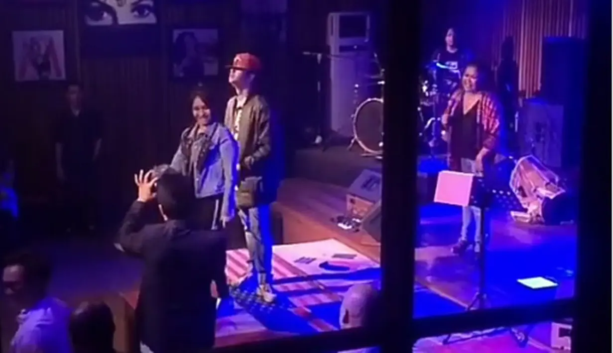 Berbagai dugaan warganet melihat video tersebut. Bahkan, video yang diunggah tujuh jam itu 1,025,064 kali tayangan. Dan komentar pun telah mencapai 10 ribu lebih. Banyak yang menduga Ayu mabok. (Instagram/lambe_turah)