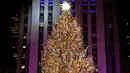 <p>Wali Kota New York Eric Adams membantu menekan tombol yang menerangi pohon itu sementara Paduan Suara Kaum Muda dari Kota New York menyanyikan "Joy to the World." (Photo by Charles Sykes/Invision/AP)</p>