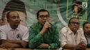 Wakil Sekjen DPP PPP Bidang Organisasi, Keanggotaan dan Kaderisasi Achmad Baidowi  (kedua kiri) memberikan keterangan saat konferensi pers terkait pendudukan gedung kantor DPP PPP di Jalan Diponegoro, Jakarta, Selasa (12/12). (Liputan6.com/Faizal Fanani)