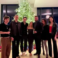 Gaya Fashionanble Victoria Beckham dan Nicola Peltz saat Bersama. [@nicolaannepeltzbeckham]