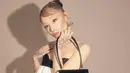 Tampil monokrom, Ariana Grande berikan statement pada tas yang dikenakannya. Ia menjinjing Tee Garance in Black and White Patent Calfskin.