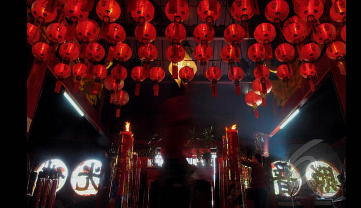 Pengunjung melintas di bawah lampu lampion yang dipajang di Vihara Dharma Bakti, Petak Sembilan, Jakarta, Kamis (19/2/2015). Sejumlah hiasan dipasang untuk perayaan tahun baru Imlek 2566 Kongzili. (Liputan6.com/Andrian M Tunay)