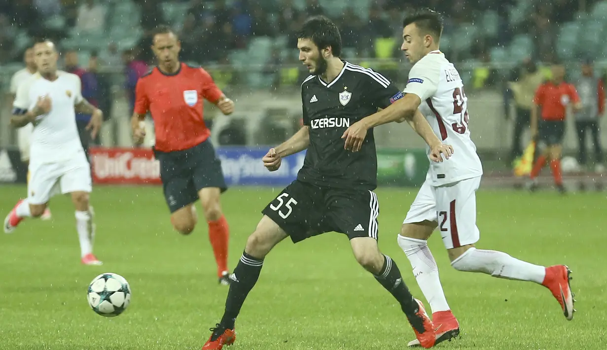 Pemain Qarabag FK, Badavi Huseynov (kiri) meadang laju pemain AS Roma, Stephan El Shaarawy (kanan) pada laga grup C Liga Champions di Baki Olimpiya Stadionu, Baku, (27/9/2017). AS Roma menang 2-1. (AP/Aziz Karimov)