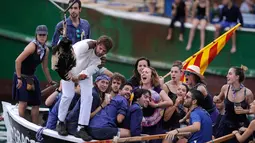 Peserta memegang seekor angsa mati saat perayaan "Antzar Eguna" (Hari Angsa) di pelabuhan desa Basque Lekeitio, Spanyol (5/9). (AFP/Ander Gillenea)