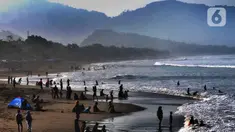 Wisatawan beraktifitas di pinggir pantai di kawasan Pantai Karang Naya, Pelabuhan Ratu, Sukabumi, Selasa (1/6/2021). Walaupun liburan lebaran telah usai sejumlah pantai di kawasan Pelabuhan Ratu masih dipadati pengunjung yang berasal dari Kota Jakarta dan Jawa Barat.(merdeka.com/Arie Basuki)