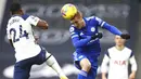 Striker Leicester City, Jamie Vardy, melepaskan tandukan kepala saat melawan Tottenham Hotspur pada laga Liga Inggris di London, Minggu (20/12/2020). Leicester menang dengan skor 2-0. (AP/Frank Augstein, Pool)