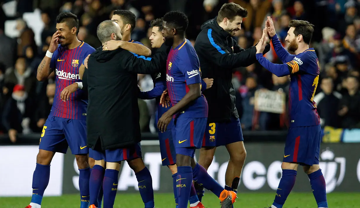 Pemain Barcelona merayakan kemenangannya usai mengalahkan Valencia pada pertandingan seminfinal leg kedua Copa del Rey di stadion Mestalla di Valencia (8/2). Skor 2-0 untuk keunggulan Barca bertahan hingga laga usai. (AP Photo/Alberto Saiz)
