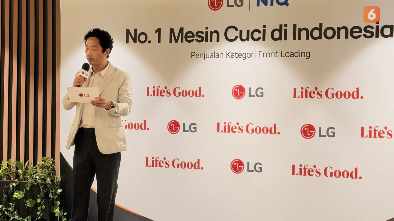 Product Director Living Home Appliance Solution LG Electronics Indonesia, Kim Nack Sun, saat konferensi pers Awarding LG No.1 Penjualan Mesin Cuci Front Loading di Indonesia berdasarkan data riset GfK. Liputan6.com/Iskandar