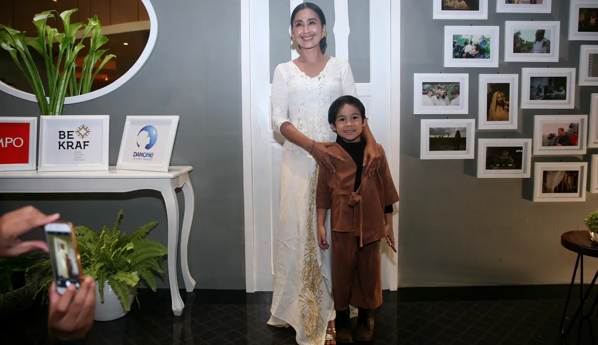 Perempuan kalahiran Singaraja, Bali itu mengaku sedih dengan adanya bencana erupsi yang terjadi di Gunung Agung Bali. Apalagi telah terjadi beberapa bulan belakangan ini. (Nurwahyunan/Bintang.com)