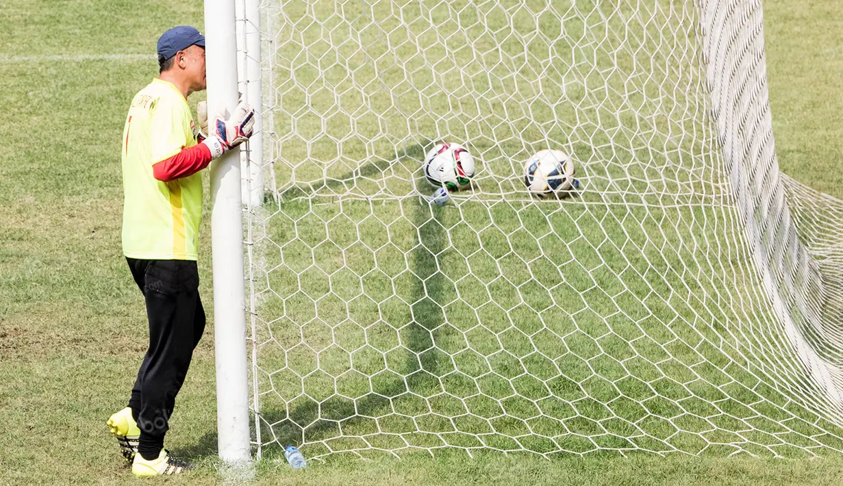 Mantan kiper Bandung Raya, Hermasyah, mencium tiang gawang sebelum berlaga melawan Siwo Jaya pada Agum Gumelar Cup di SUGBK, Jakarta, Minggu (10/4/2016). Pria 52 tahun itu juga sempat membela timnas era 80-90an. (Bola.com/Vitalis Yogi Trisna)