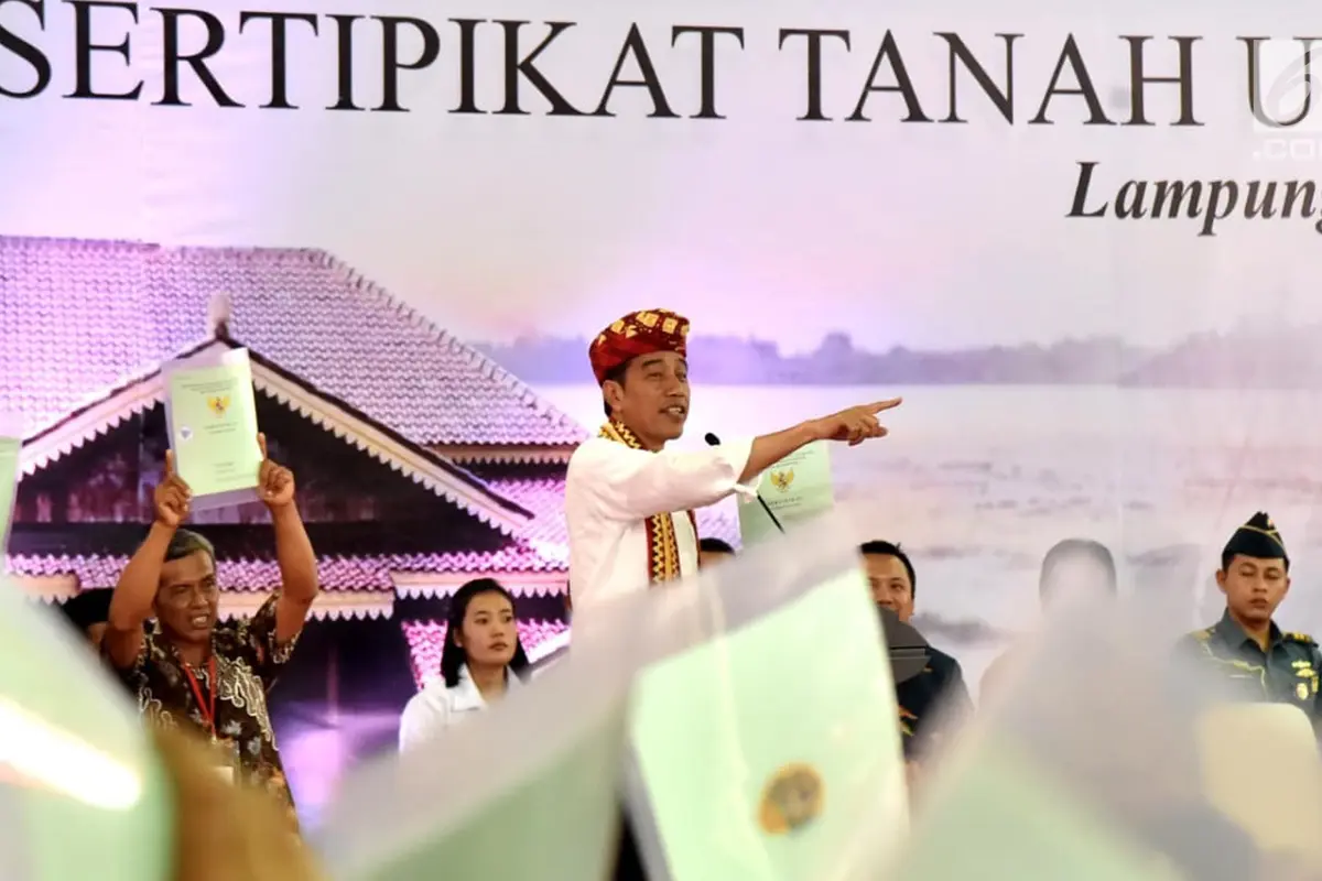 Jokowi Serahkan Langsung 1.300 Sertifikat di Lampung Tengah