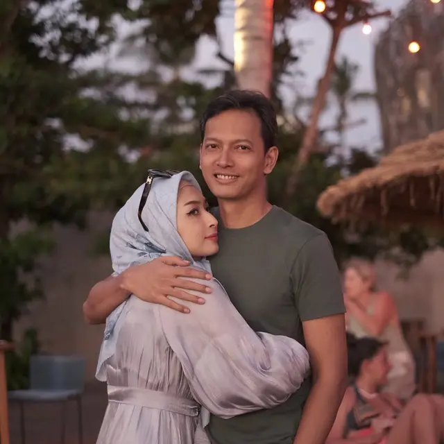 Fedi Nuril dan istri. (Foto: Dok. Instagram @fedinuril)