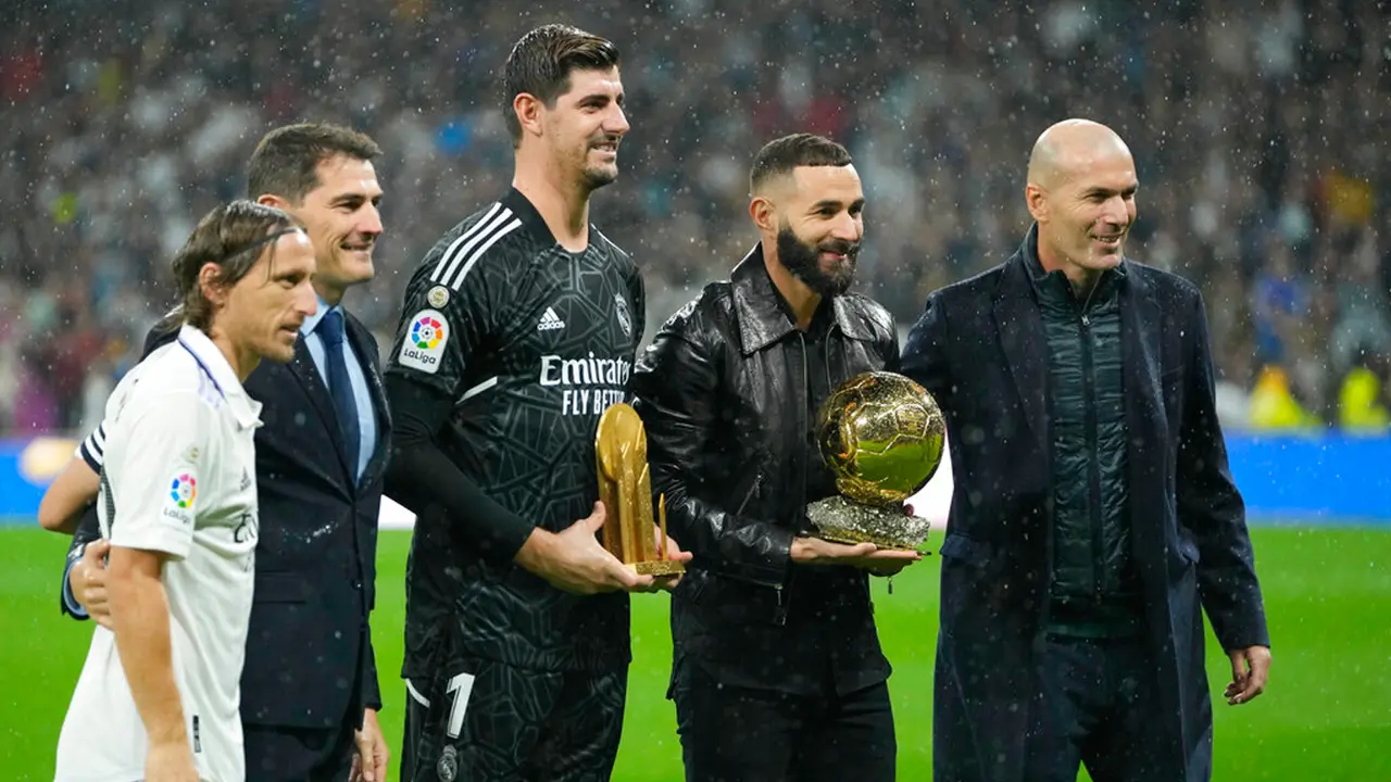 Karim Benzema Pamer Trofi Ballon d'Or 2022 di Stadion Santiago Bernabeu
