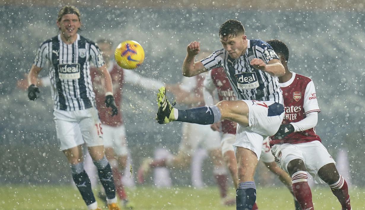 Bek West Bromwich Albion, Dara O'Shea mementahkan serangan pemain Arsenal dalam laga lanjutan Liga Inggris 2020/21 pekan ke-17 di Hawthorns Stadium, Sabtu (2/1/2021). West Bromwich Albion kalah 0-4 dari Arsenal. (AFP/Tim Keeton/Pool)