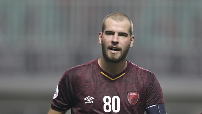 Wiljan Pluim menjadi roh permainan di lini serang skuat Juku Eja. Hampir seluruh pelatih calon lawan PSM Makassar mewaspadai pergerakan pemain berusia 30 tahun ini. (Bola.com/Yoppy Renato)