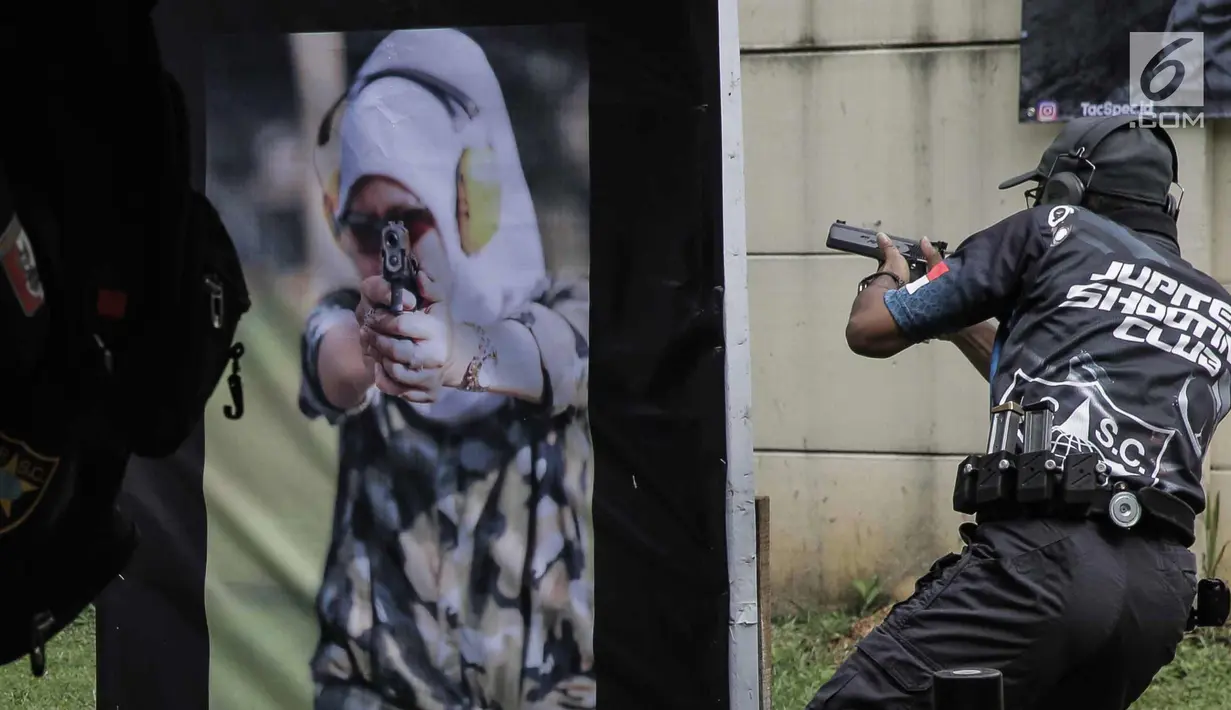 Warga sipil mengikuti kejuaraan menembak Paspampres Shooting Championship 2018 di Jakarta, Jumat (9/2). Kejuaran tersebut memperingati Hari Bhakti ke-72, Pasukan Pengamanan Presiden (Paspampres). (Liputan6.com/Faizal Fanani)