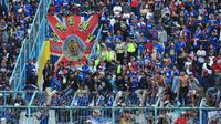 Aremania memberikan dukungan saat Arema FC menghadapi Persib Bandung dalam laga kedua Shopee Liga 1 2020, Minggu (8/3/2020). (Bola.com/Iwan Setiawan)