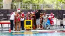 Atlet polo air putri Indonesia merayakan kemenangan usai mengalahkan atlet polo air putri Malaysia di National Aquatic Center, Bukit Jalil, Kuala Lumpur, Malaysia, Sabtu (19/8). Indonesia mengalahkan Malaysia dengan skor 7-1. (Liputan6.com/Faizal Fanani)