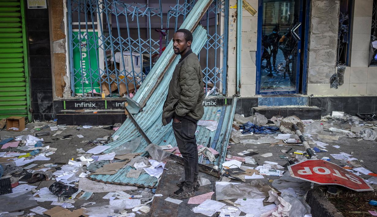 Akibat kerusuhan tersebut, sebagian gedung parlemen Kenya terbakar dan hancur. (LUIS TATO/AFP)