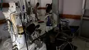Petugas membersihkan sisa lumpur yang menggenangi RSUD dr Slamet akibat banjir bandang dari aliran sungai Cimanuk di Kabupaten Garut, Kamis (22/9). Pasca diterjang banjir bandang, peralatan perlengkapan RSUD dr Slamet rusak. (Liputan6.com/Johan Tallo)
