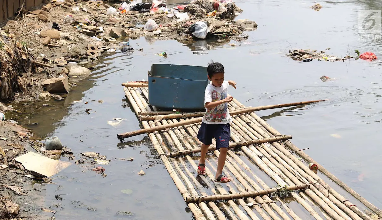 Seorang anak bermain di bantaran Sungai Ciliwung, Jakarta, Jumat (7/9). Dinas Lingkungan Hidup DKI Jakarta mengungkapkan 61% aliran sungai di Jakarta mengalami pencemaran berat berasal dari limbah domestik dan indsutri. (Liputan6.com/Immanuel Antonius)