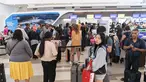 Pelancong berbaris di loket tiket Southwest Airline di area keberangkatan Terminal B di Bandara LaGuardia, di New York, Selasa, 27 Juni 2023. (AP Photo/Mary Altaffer)