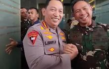 Momen Kapolri Beri Hadiah ke Warga, Tak Disangka Nyeletuk Kocak Bikin Jajaran Polri Tertawa Lepas