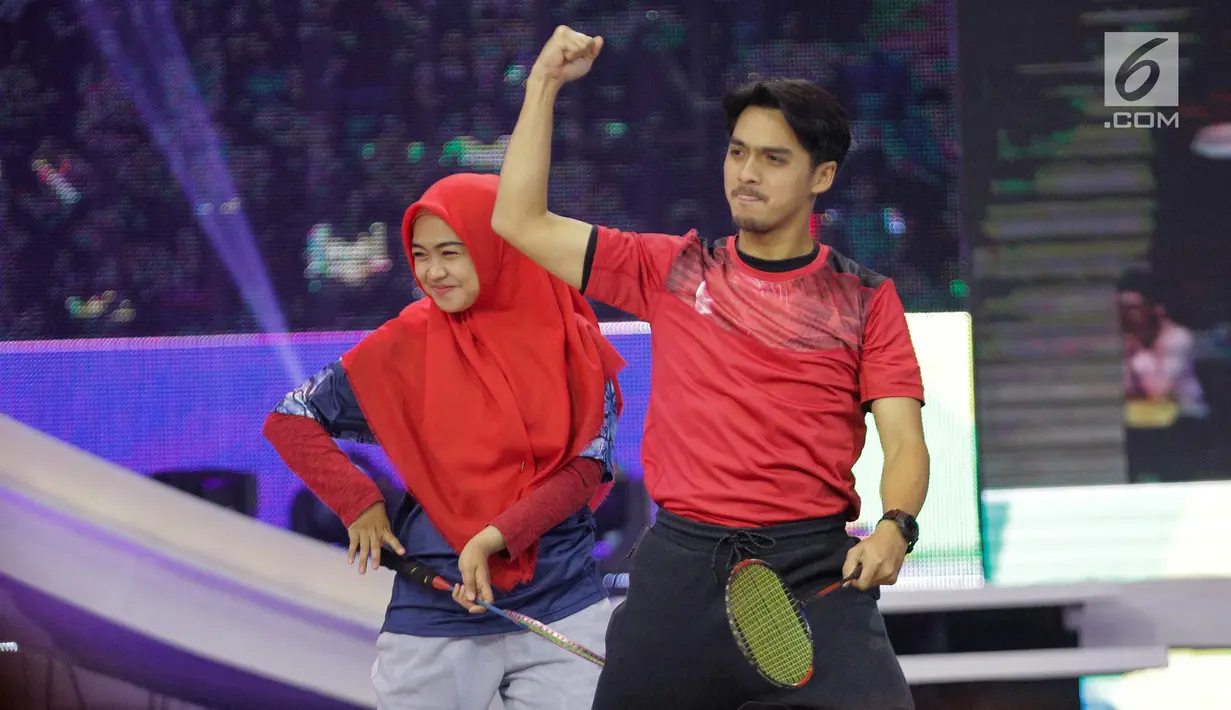 Ekspresi artis Ricky Harun dan Ria Ricis saat bertanding melawan legenda bulutangkis Indonesia, Alan Budikusuma dan Susi Susanti di Konser Energi Asian Games 2018 di Studio 6 Indosiar, Jakarta, Kamis (8/3). (Liputan6.com/Faizal Fanani)