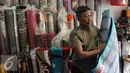 Salah satu pedagang di Jalan Jatinegara Barat membuka tokonya pasca bentrok, Jakarta, Sabtu (22/08/2015). Kini para pedagang mulai kembali beraktifitas walau belum ramai seperti biasa. (Liputan6.com/Andrian M Tunay) 