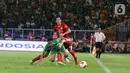 Pemain Persija berebut bola dengan pemain Geylang International FC pada pertandingan persahabatan di SUGBK, Jakarta, Minggu (23/2/2020). Persija membungkam Geylang 3-1. (Liputan6.com/Angga Yuniar)