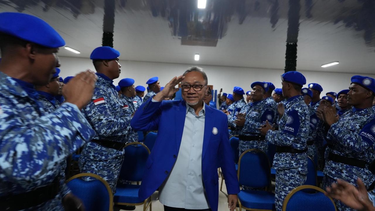 Ketua Umum PAN Zulkifli Hasan (Zulhas) usai melantik 500 peserta PANdawa Batch 1 di Bojongsari, Kota Depok, Jawa Barat (29/1/2025).