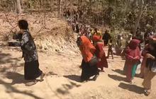 Melihat Prosesi Hajatan Mantu di Desa Terpencil Wonogiri, Iring-Iringan Pengantin Harus Jalan Kaki Naik Turun Bukit