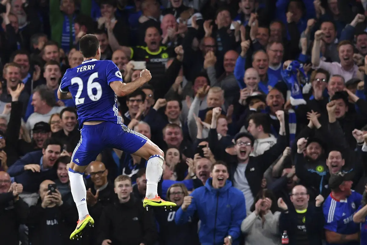 Kapten Chelsea, John Terry, merayakan gol yang dicetak pada lanjutan Liga Inggris melawan Watford, Senin (15/5/2017). Terry kini mencetak gol pada 17 musim secara beruntun. (AFP/Ben Stansall)