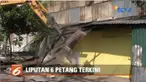 Sebelum pembongkaran, petugas mengangkut barang-barang rumah tangga milik penghuni warung.