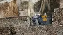 Orang-orang mengunjungi Colosseum setelah kembali dibuka, Roma, Italia, Senin (1/2/2021). Italia mencabut sebagian langkah pembatasan yang bertujuan untuk menahan penyebaran COVID-19 pada 1 Februari 2021. (Cecilia Fabiano/LaPresse via AP)