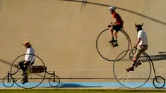 Sejumlah peserta mengendarai sepeda klasik saat kegiatan Sydney Classic Bicycle Show 2017 di Canterbury Velodrome di Sydney (6/5). Kegiatan ini sudah dijalankan oleh klub sepeda Dulwich Hill sejak 1908. (AFP Photo/Peter Parks)