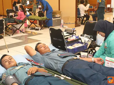 Citizen6, Surabaya: Sementara itu Dr. Jufrita dari pihak PMI cabang Surabaya mengatakan, target 500 kantong darah tersebut akan dibagi menjadi dua dan dibagikan ke PMI Cabang Surabaya dan PMI Cabang Gresik. (Pengirim: Penkobangdikal)