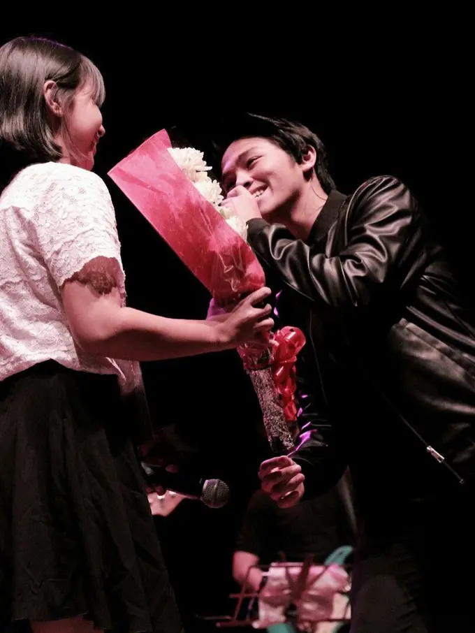 Terlibat Konflik, Ini 6 Potret Manis Aldy Maldini Bareng Penggemarnya