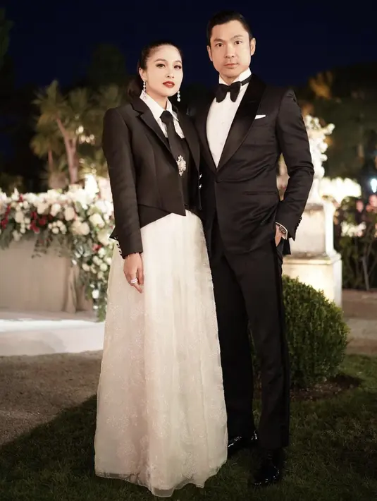 Ia juga tampil dalam balutan busana unik dengan konsep maskulin.Keduanya mengenakan tuxedo yang dibuat sedemikian rupa sehingga terlihat cocok dengan keduanya. [Foto: Instagram/ Sandra Dewi]